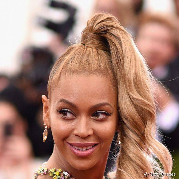 A cantora Beyoncé apostou em uma versão superalongada do delineador 
